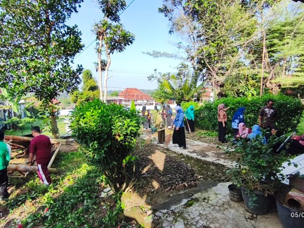 Kerja Bakti Hari Lingkungan Hidup di SMKN 1 Robatal: Sebuah Kepedulian Bersama