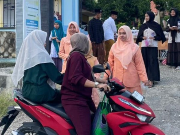 OSIS Adhikara 17 SMKN 1 Robatal Berbagi Takjil Ramadan, Semangat Kepedulian Generasi Muda Smeknero